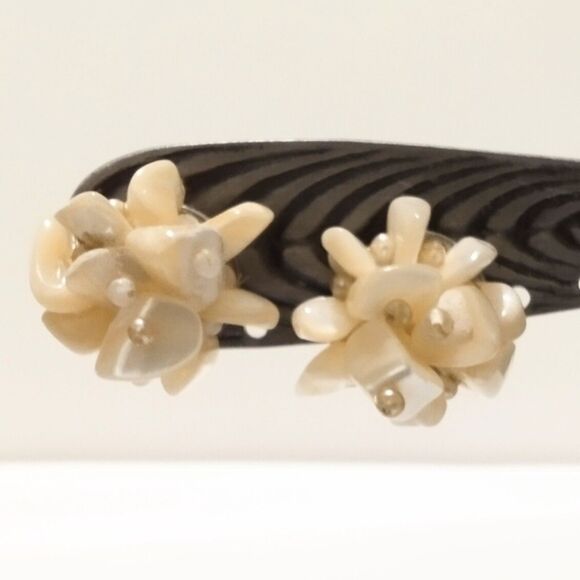 Vintage Mid Century Mother of Pearl Bead Cluster Clip Earrings - Picture 3 of 4